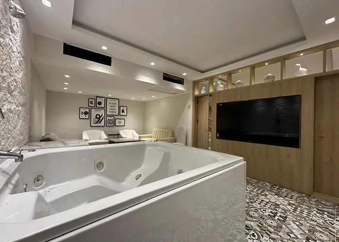 Luxury 03 Chalet, Front